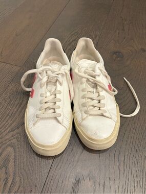 Veja sneakers -White Low-Top Sneakers with Pink Accent